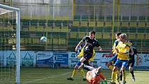 Fotbalisté 1. HFK Olomouc (v černém) proti Zlínu