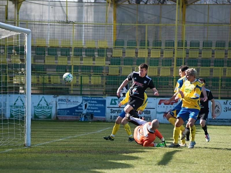 Fotbalisté 1. HFK Olomouc (v černém) proti Zlínu