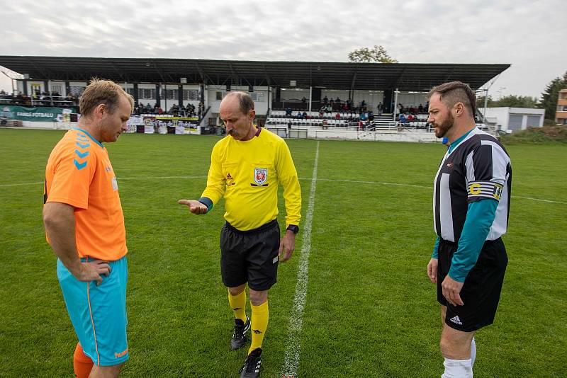 Fotbalisté Hodolan (v pruhovaném) porazili Novou Hradečnou 8:0.