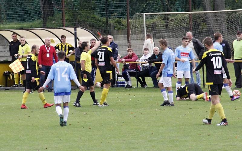 Fotbalisté Nových Sadů (ve žluto-černém) porazili Hranice 3:0.