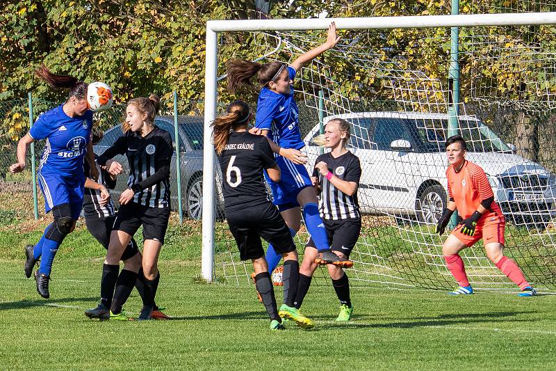 Fotbalistky Sigmy (v modrém) prohrály v Drahlově s Hradcem Králové 1:2.