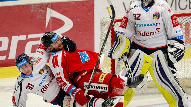 Vítkovice - HC Olomouc. Zleva Lukáš Klok, Jan Knotek, Patrik Bartošák