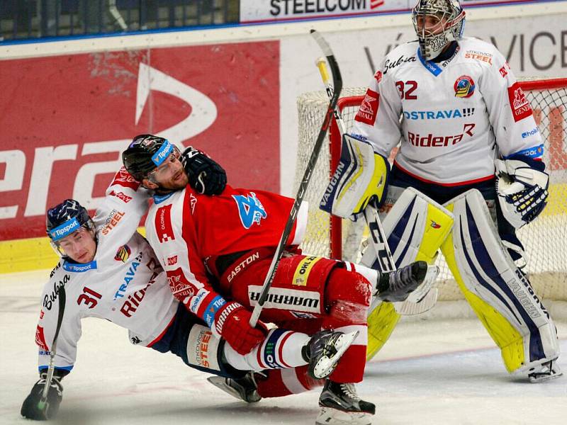 Vítkovice - HC Olomouc. Zleva Lukáš Klok, Jan Knotek, Patrik Bartošák