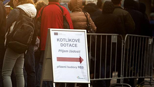 Únor 2016. Fronta před budovou RCO v Olomouci první den přijímání žádostí o kotlíkové dotace