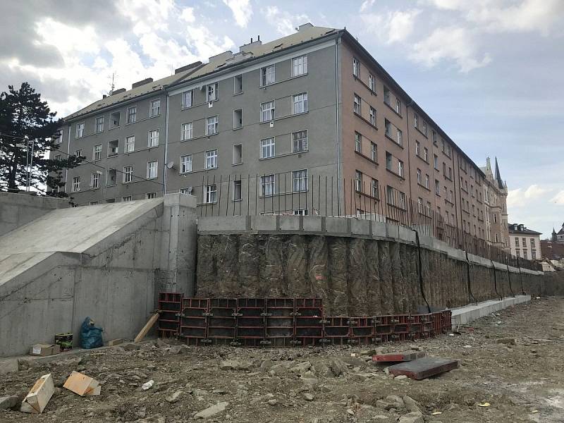 Proměna břehu řeky Moravy u VŠ kolejí v Olomouci mezi mosty na Masarykově třídě a třídě Kosmonautů. Začátek května 2020