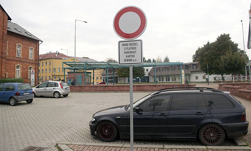 Nový parkovací režim u obchodního domu Senimo v Olomouci.