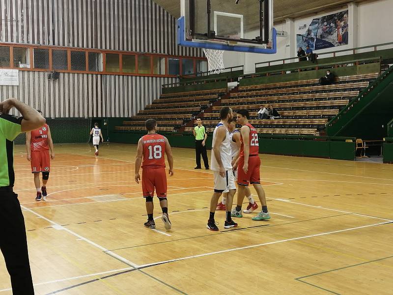 Basketbalisté SK UP Olomouc (v bílém) proti Valašskému Meziříčí