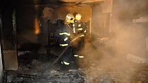 Hasiči zasahují u požáru v rodinném domě v Mladějovicích