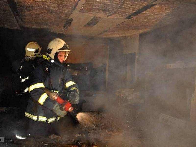 Hasiči zasahují u požáru v rodinném domě v Mladějovicích