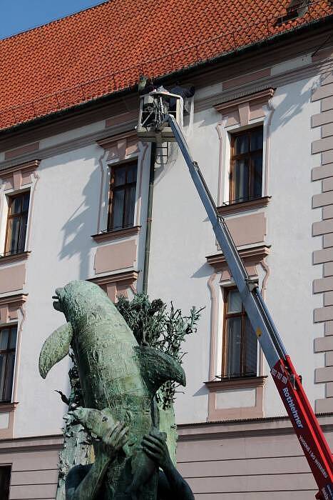 Instalace ochranné sítě kolem římsy olomoucké radnice