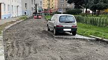 18.9. 2023 - při uzavírce a stavebních pracech u Gorazdova náměstí v Olomouci někdo nepřeparkoval fiat. Dělníci se tak nemohli dostat ke všem dlažebním kostkám, ale udělali, co mohli
