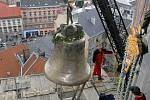 Zvon Panna Maria Hostýnská míří do zvonice