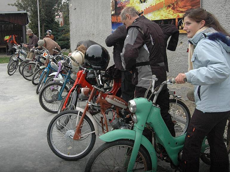 Setkání mopedů v Ludéřově u Drahanovic