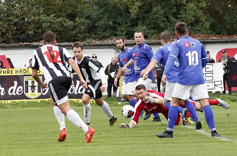 Fotbalisté Sigmy Hodolany (v bílo-černém) porazili Přáslavice 6:1.