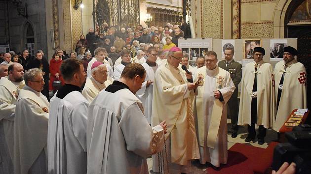 Slavnost v olomoucké katedrále sv. Václava, při níž byly v sobotu 2. dubna 2022 přivítány ostatky čtveřice osobností evropských a světových dějin