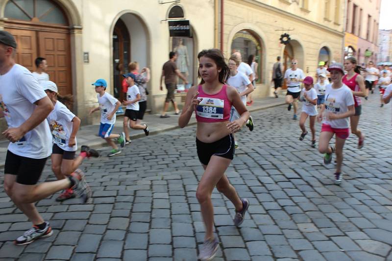 Součástí Olomouckého půlmaratonu je i Rodinný běh. V 17 hodiny se na něj vydaly stovky účastníků.