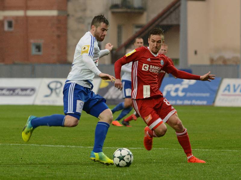 Olomoučtí fotbalisté (v červeném) porazili Znojmo 4:1 a slavili postup do první ligy