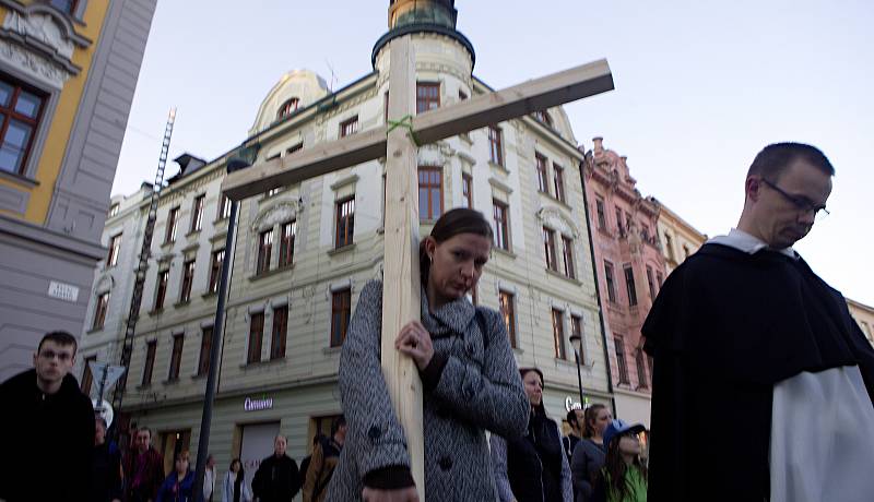 Na tradiční křížovou cestu se v pátek večer vydalo několik desítek mladých. S velkým dřevěným křížem procházeli centrem Olomouce