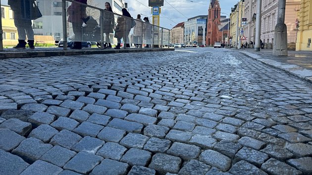 Vlnobití na třídě Svobody: auta už místy škrábnou o kostky. Co chystá město