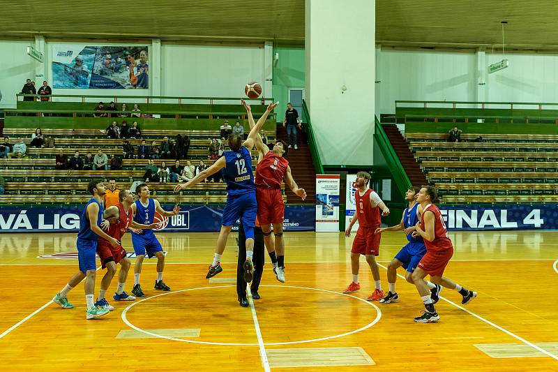 Zápas Final Four Univerzitní basketbalové ligy mezi UP Olomouc a UK Praha