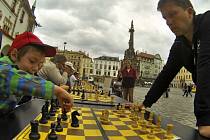 Simultánka zahajující Olomoucké šachové léto s nejlepším olomouckým šachistou Pavlem Šimáčkem.