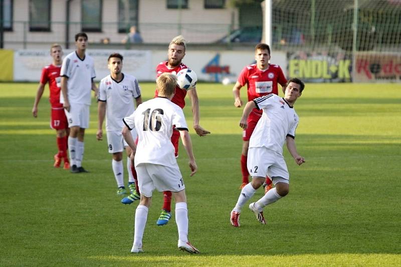 Fotbalisté z Olomouce Holice (v bílém) porazili Vyškov 2:0.