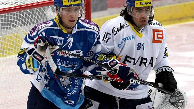 Jakub Bartoň v dresu Vítkovic (vpravo)