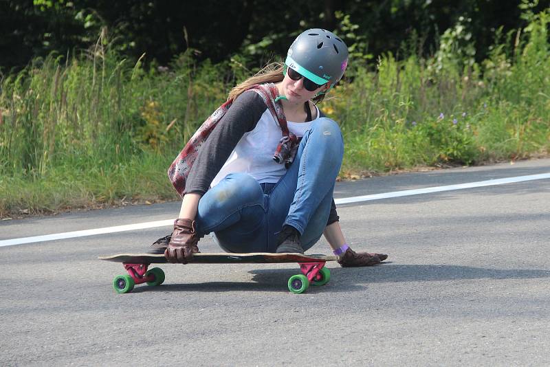 Longboardisté na Ecce Homo Freeride ve Šternberku.