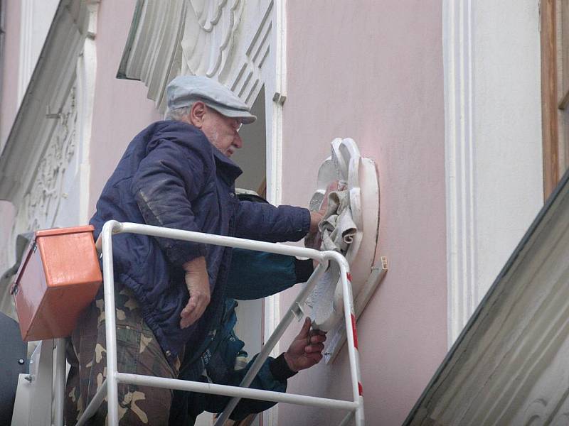 Několik nových domovních znamení zdobí Dolní náměstí v Olomouci