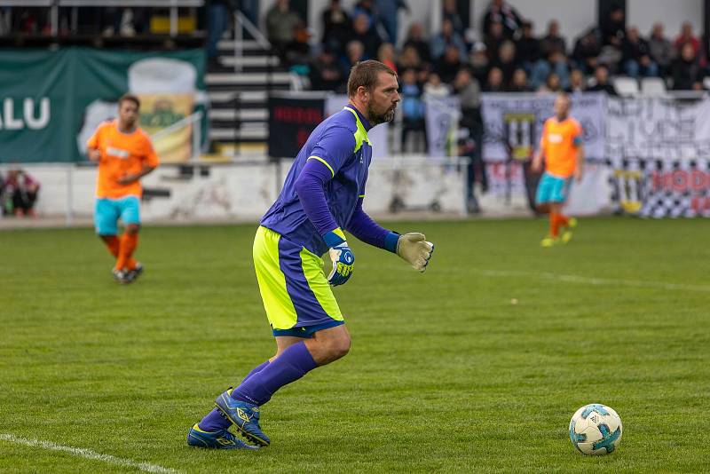 Fotbalisté Hodolan (v pruhovaném) porazili Novou Hradečnou 8:0.