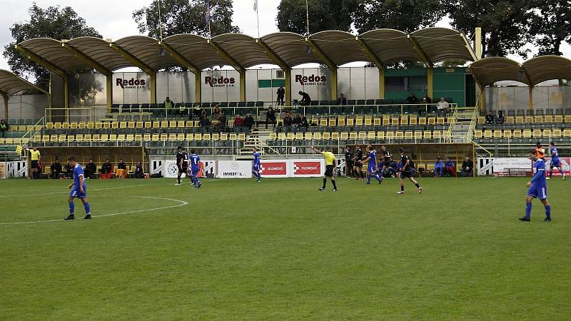 Fotbalisté Holice (v černém) prohráli se Slavičínem 0:1.