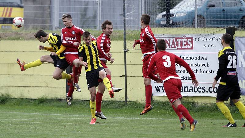 Fotbalisté Nových Sadů (v černo-žlutém) podlehli Ústí 0:7