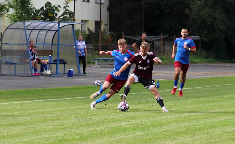 Fotbalisté Litovle (v červeném) porazili v krajském přeboru doma Želatovice 4:1. Dušan Dostál