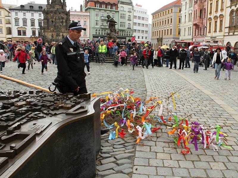 Kácení májky na Horním náměstí v Olomouci