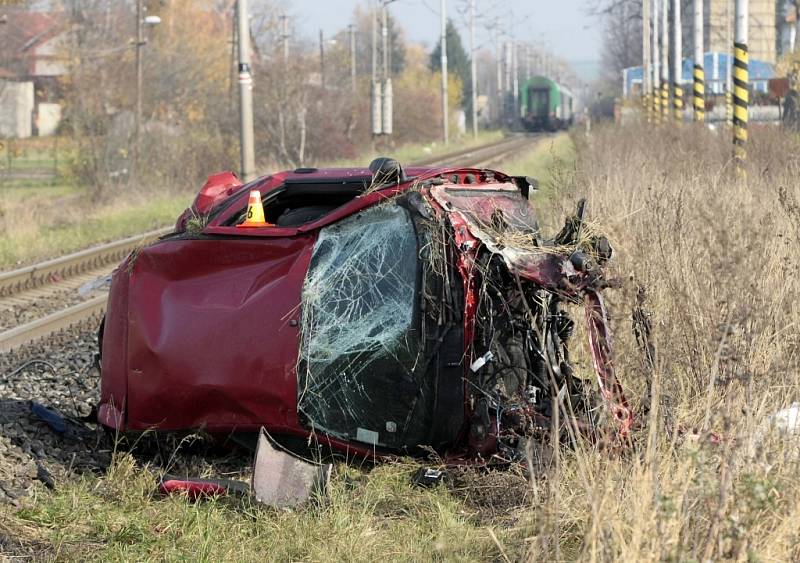 Srážka vlaku s autem ve Vrbátkách.