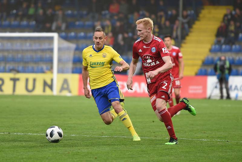 1. semifinálový zápas o Evropu - Fotbalisté Olomouce (v červeném) padli na hřišti Zlína 0:1.