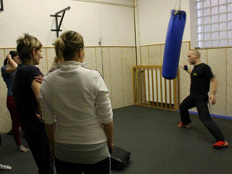 Sestřičky z psychiatrické léčebny ve Šternberku trénují u olomouckých strážníků sebeobranu