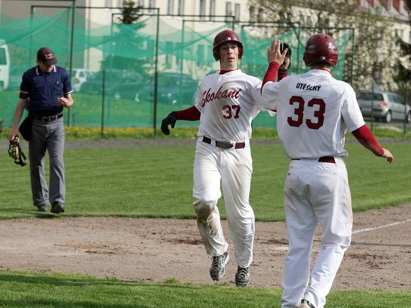 Olomoučtí baseballisté (v bílém) 