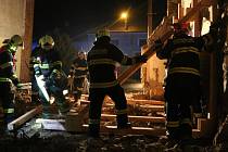 Hasiči zasahují při pádu štítové stěny staršího rodinného domku v Rakodavech na Olomoucku