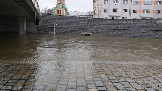 Řeka Morava v Olomouci, uzavřená náplavka, 11. 2. 2024