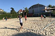 Amatérský volejbalový turnaj na písku bavil v Litovli.