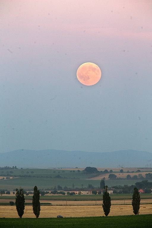 Tzv. modrý Měsíc – druhý úplněk v kalendářním měsíci nad Hanou