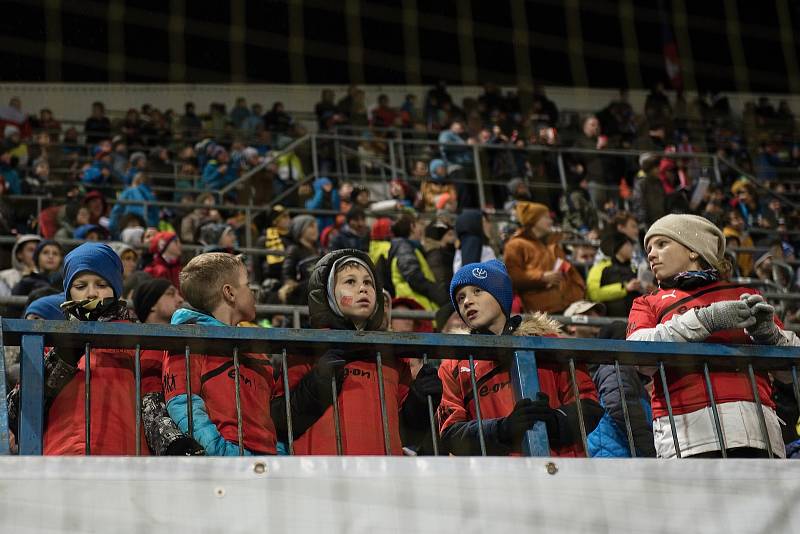 Fanoušci na Andrově stadionu při zápase české reprezentace proti Faerským ostrovům