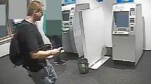 Policisté pátrají po muži, který se pokusil u bankomatu na tř. Svobody v Olomouci ukrást peněženku