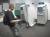 Policisté pátrají po muži, který se pokusil u bankomatu na tř. Svobody v Olomouci ukrást peněženku