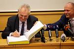 Prezident Miloš Zeman v sídle krajského úřadu v Olomouci s hejtmanem Ladislavem Oklešťkem