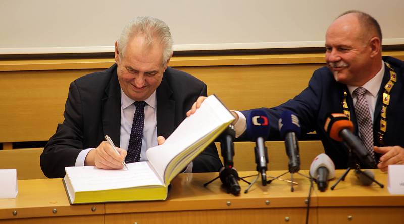 Prezident Miloš Zeman v sídle krajského úřadu v Olomouci s hejtmanem Ladislavem Oklešťkem