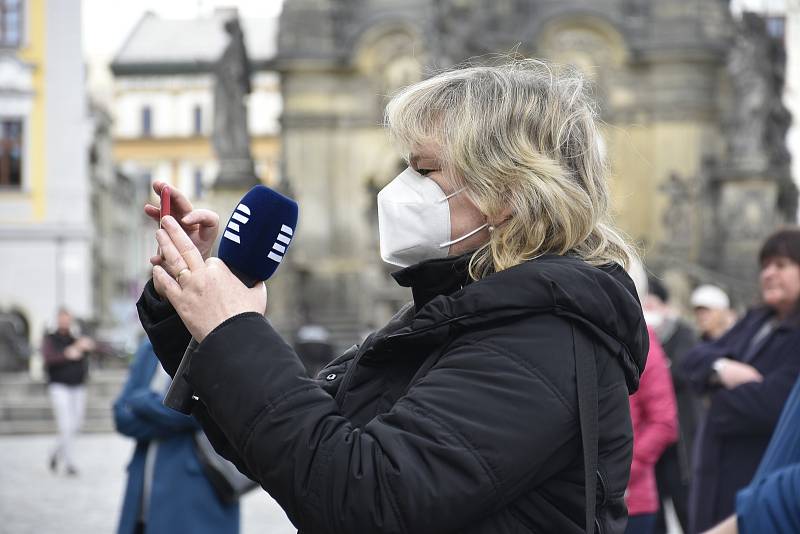 Představení před budovou Moravského divadla na Horním náměstí, 7. 5. 2021