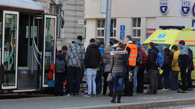 Nehoda tramvaje a dvou chodkyň na náměstí Hrdinů v Olomouci