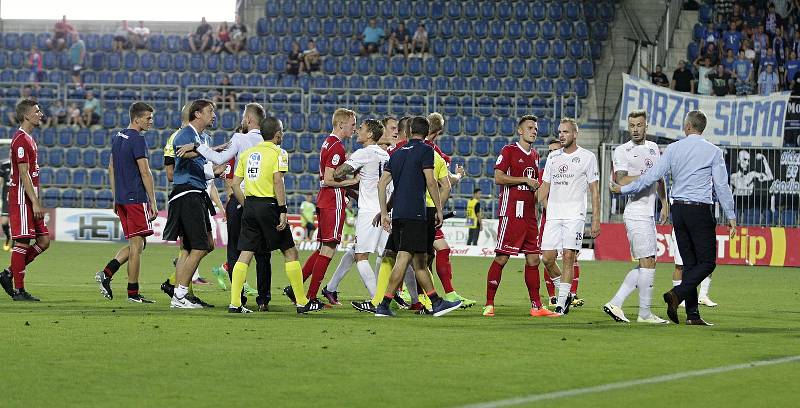 Olomoučtí fotbalisté (v červeném) remizovali se Slováckem 0:0
